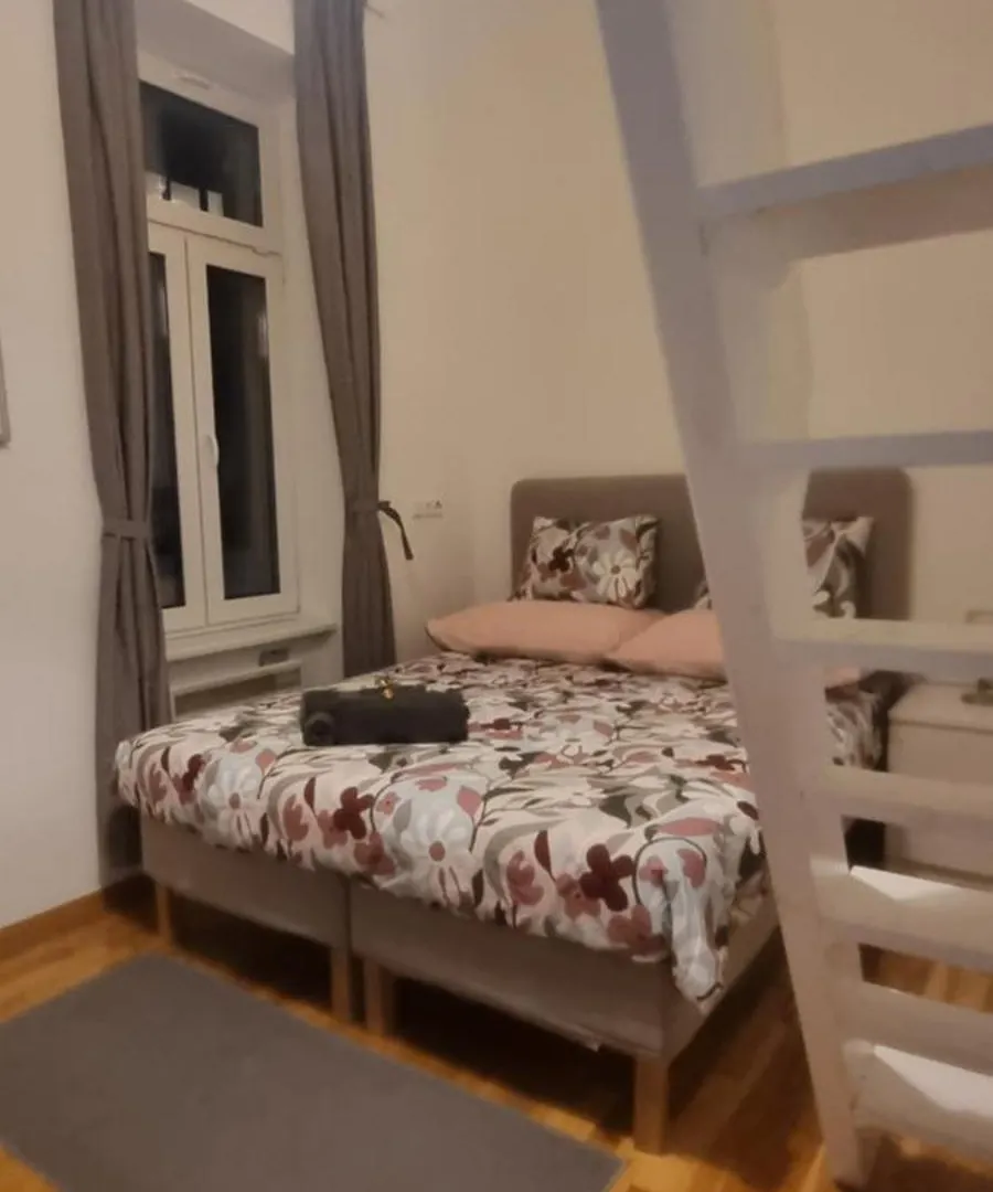 Small And Cozy Flat Vienna Austria